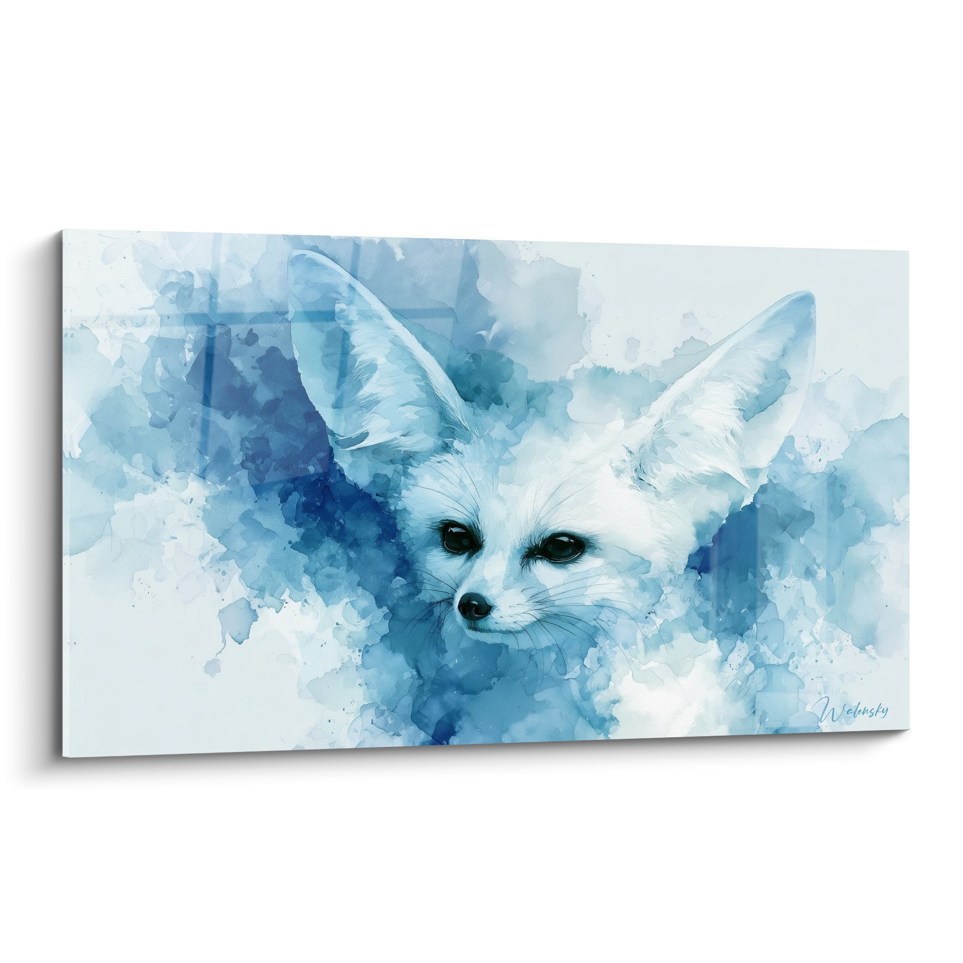 Fennec au regard sombre émergeant d'une brume bleu marine et blanc cassé en aquarelle