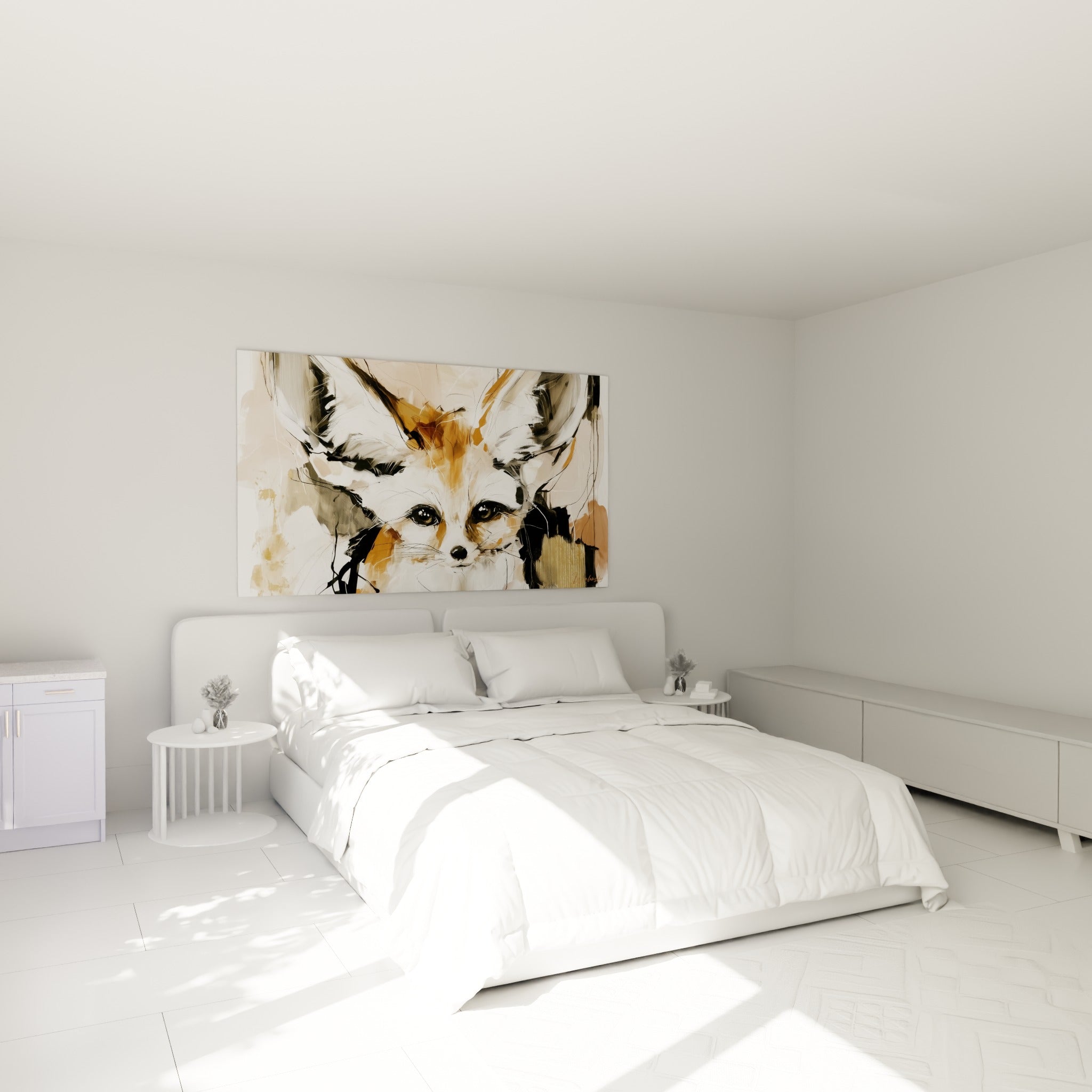 Oreilles dressées du fennec beige et anthracite au-dessus d'un lit dans une chambre claire