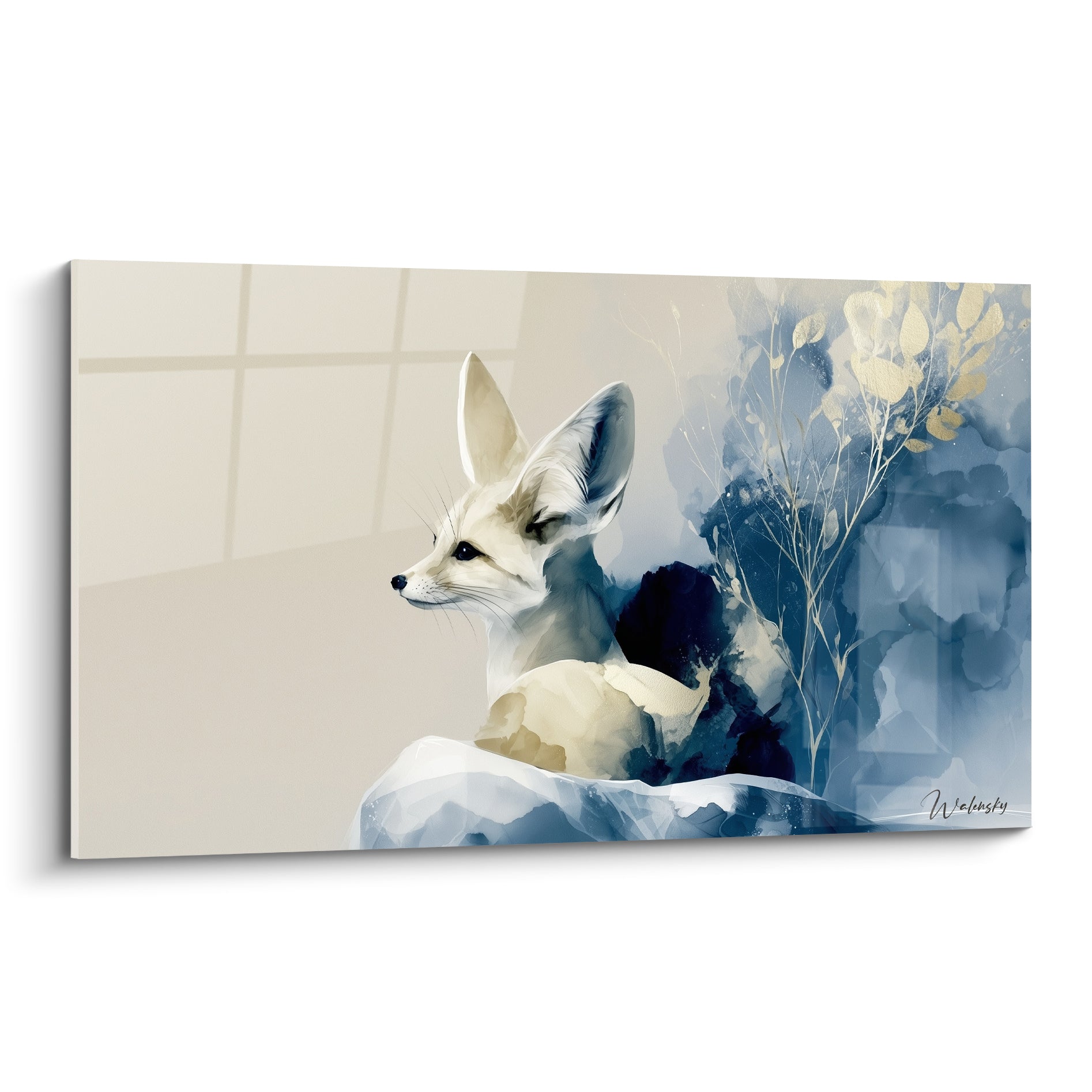 Fennec beige aux oreilles dressées, fond bleu nuit et feuillage doré, style aquarelle