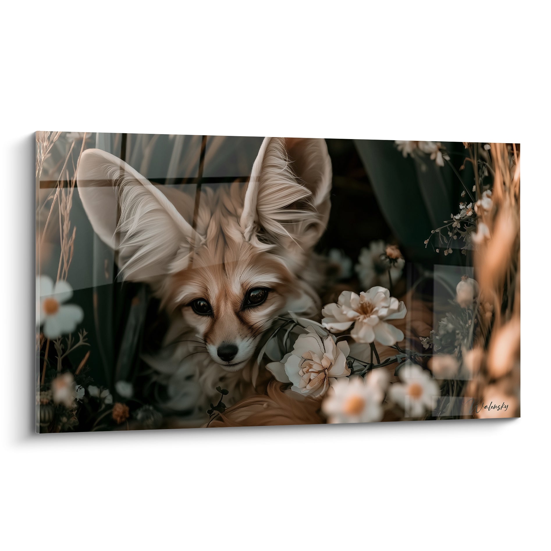 Fennec beige aux grandes oreilles dressées, regard noir intense parmi fleurs blanches et fond vert