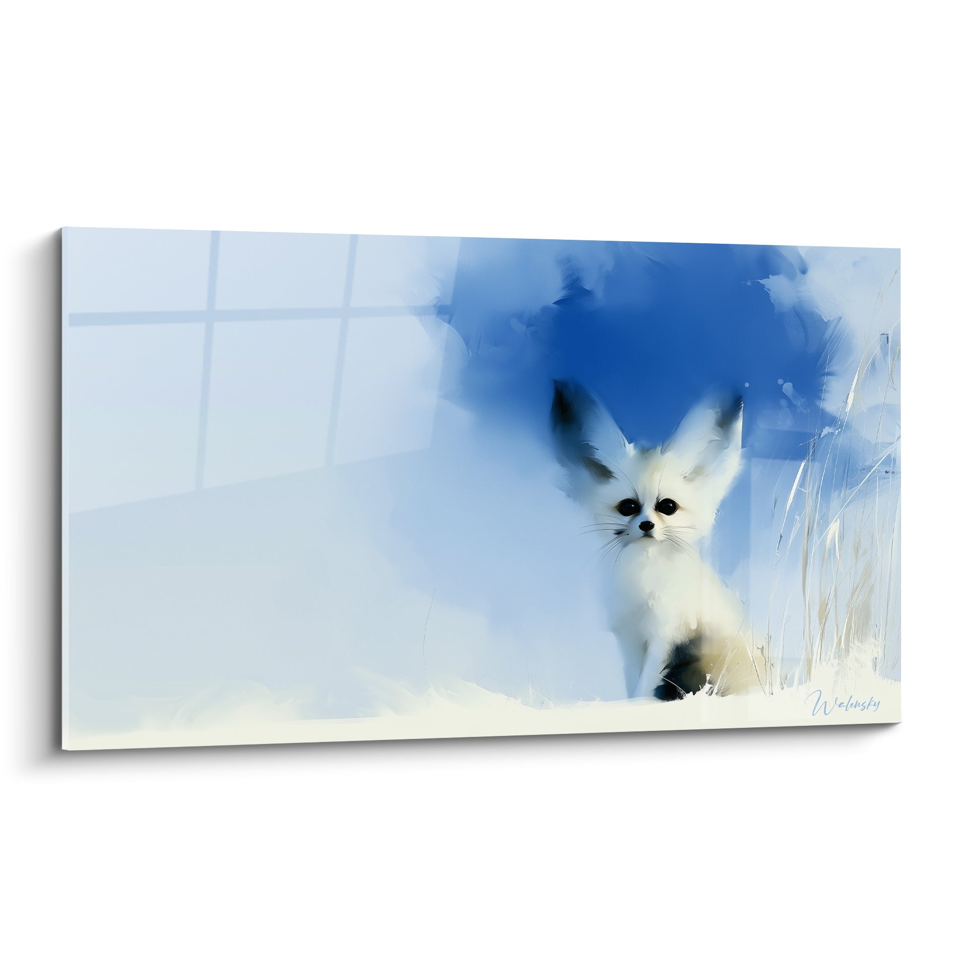 Fennec blanc au regard noir intense se détache sur un fond bleu marine et blanc givré