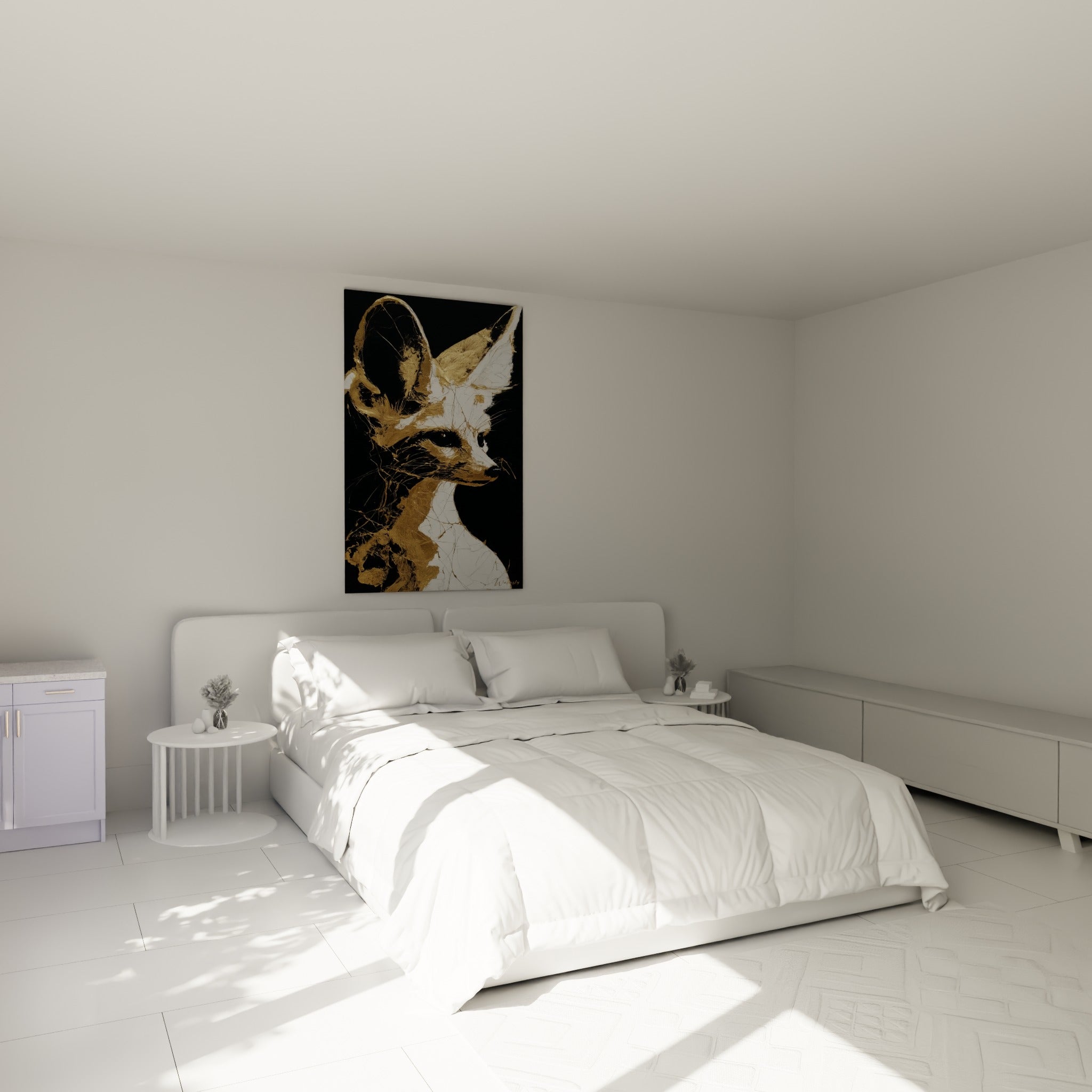 Portrait de fennec doré et blanc aux longues oreilles, accroché au-dessus d'un lit dans une chambre claire