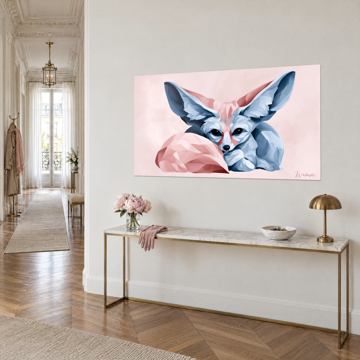 Cuadro fennec acurrucado, hocico blanco y ojos negros sobre fondo rosa pálido, colgado encima de una consola dorada en un pasillo haussmanniano