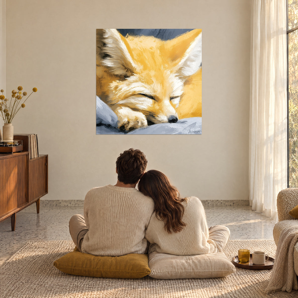 Quadro volpe fennec rannicchiata, zampe ripiegate sotto la guancia, toni giallo sole e grigio perla, di fronte a una coppia seduta a terra