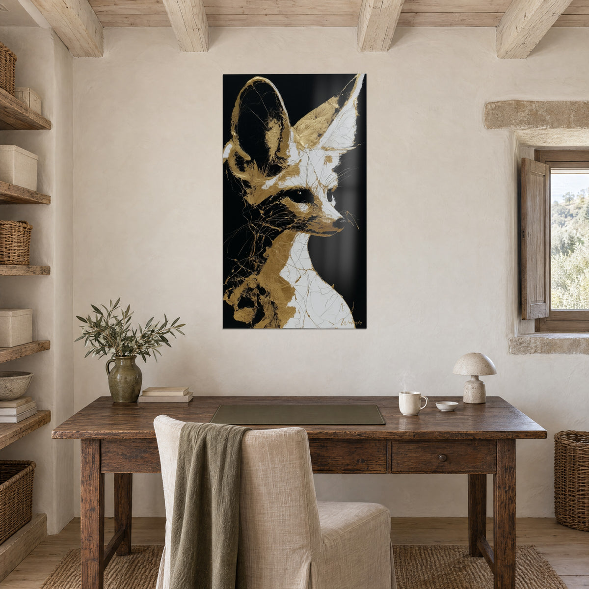 Cuadro de fennec dorado y blanco de hocico fino, craquelados metálicos sobre negro, encima de un antiguo escritorio de madera