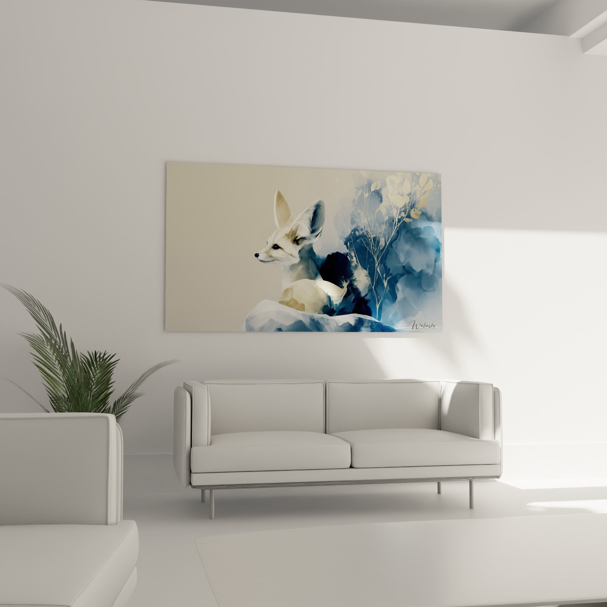Silhouette du fennec crème contre un feuillage bleu foncé, au-dessus d'un canapé dans un salon lumineux