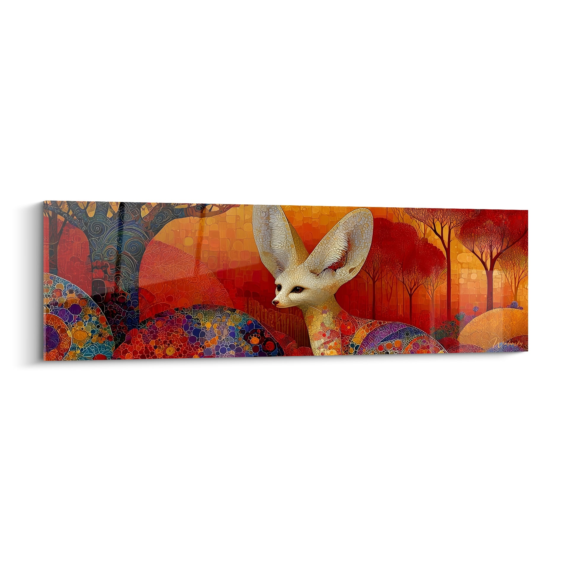 Fennec crème aux grandes oreilles se détachant sur un fond rouge et doré mosaïqué