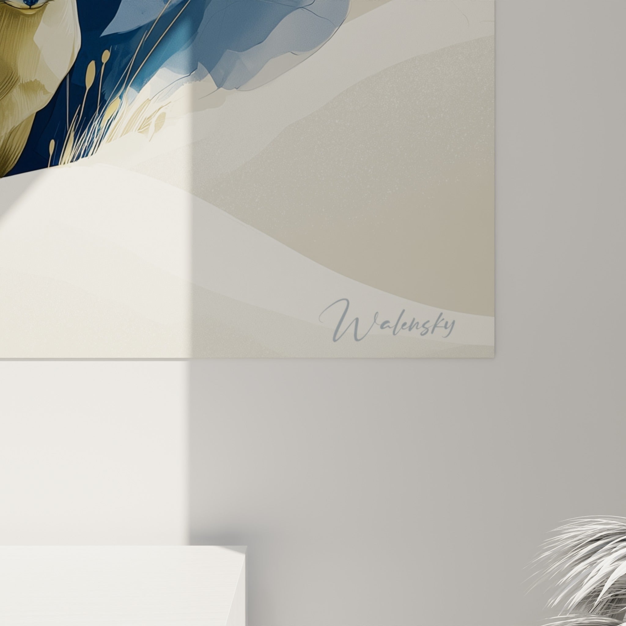 Détail du pelage crème et des touches dorées finement tracées sur le fond bleu marine de la toile