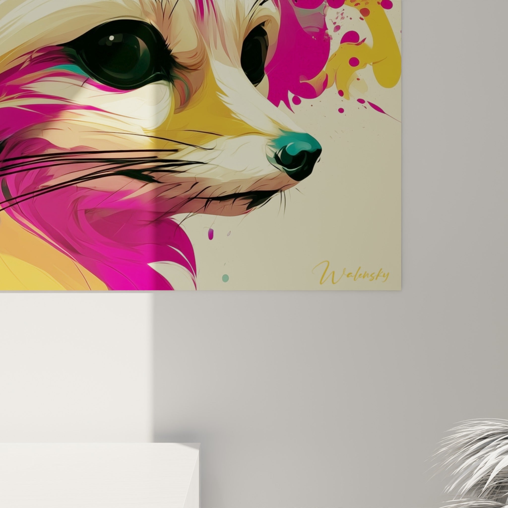 Détail des traits fins et coulures roses et dorées sur le pelage texturé du fennec peint