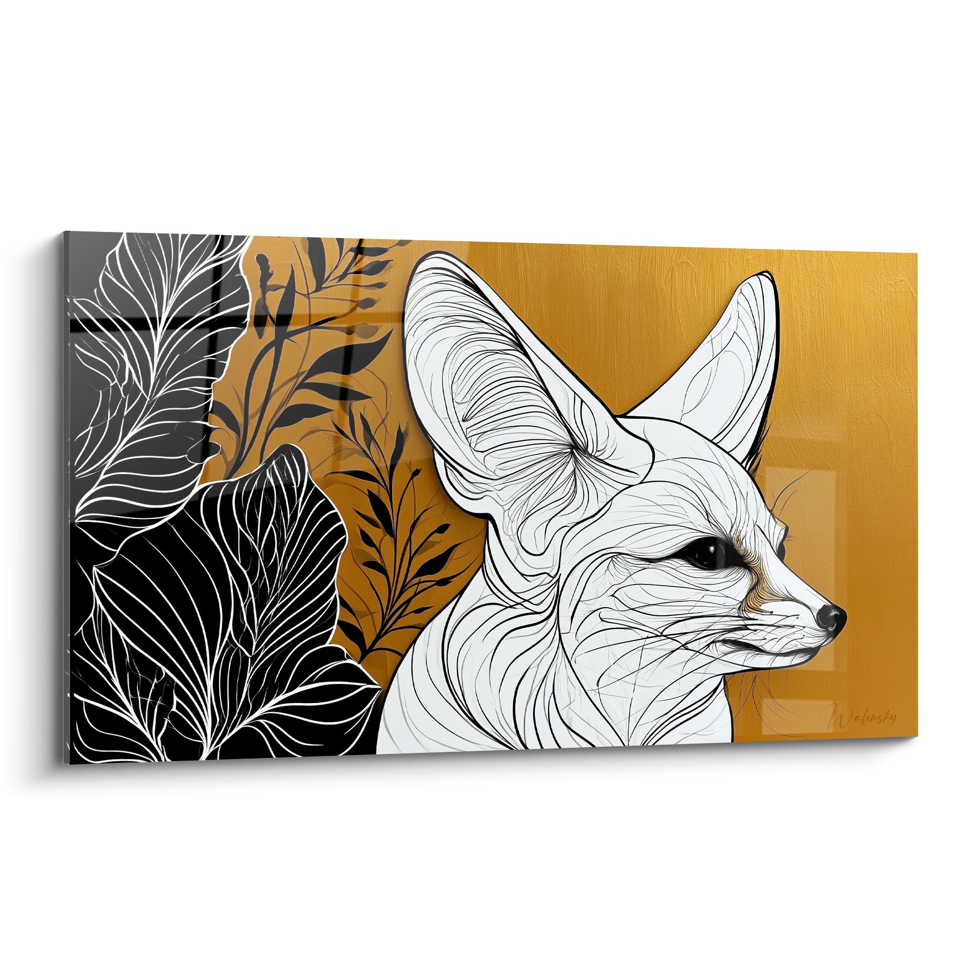 Fennec au pelage blanc et fond doré, feuillage noir et blanc en composition graphique
