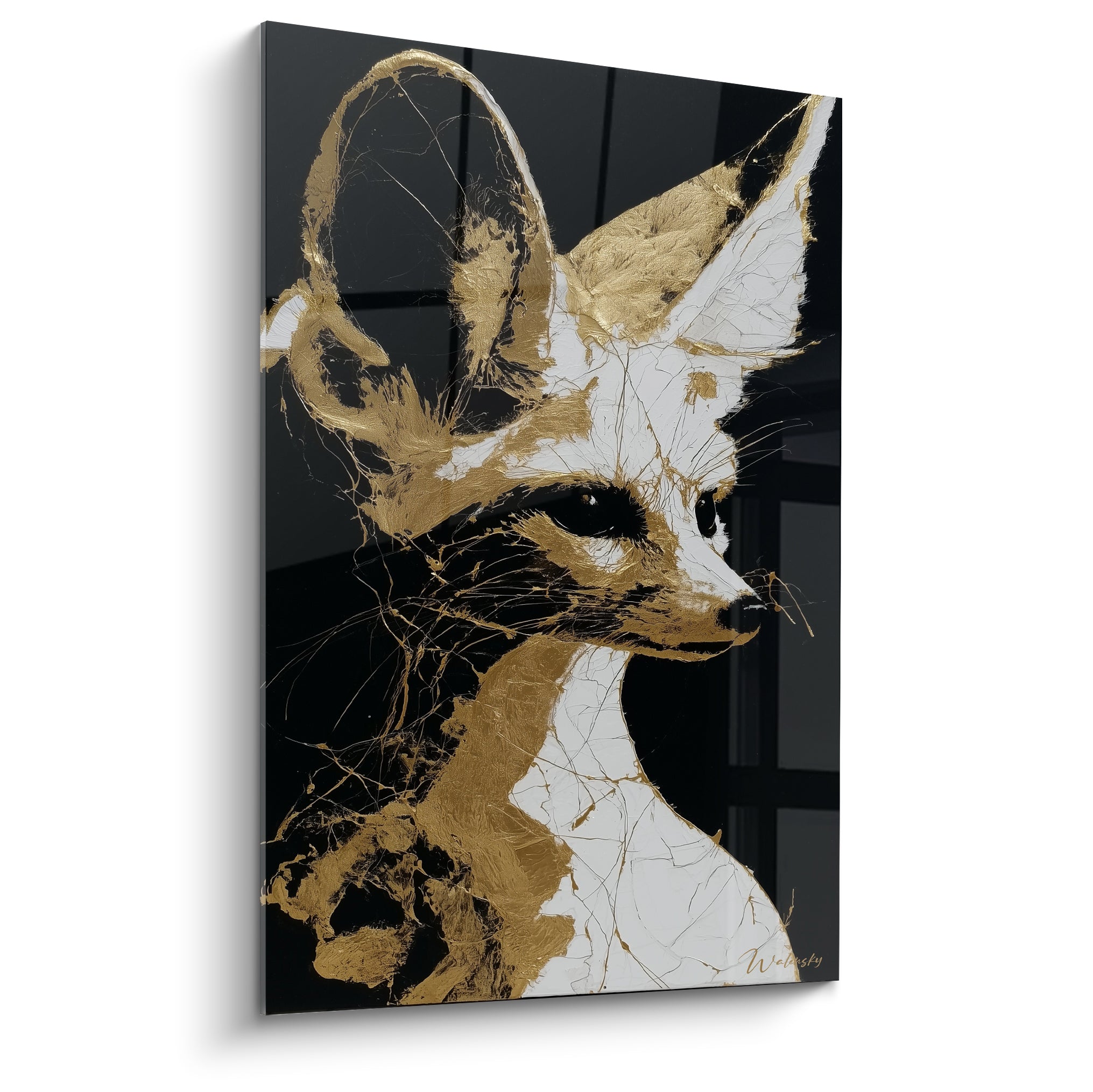 Fennec au regard noir intense, oreilles dorées et pelage blanc sur fond anthracite profond