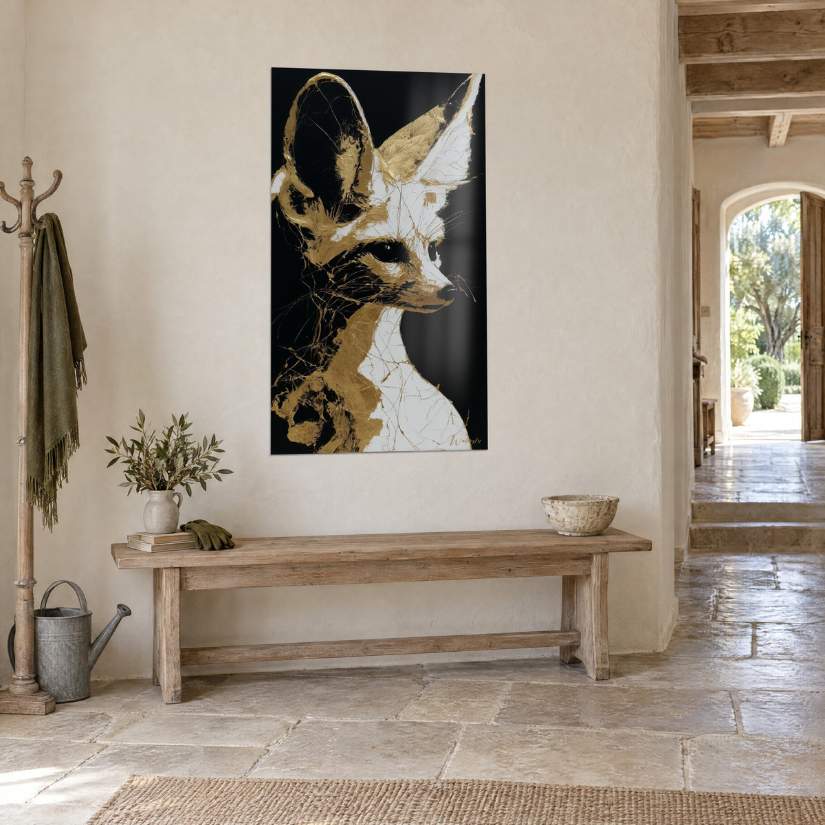 Cuadro de fennec de perfil, hocico blanco y finas grietas doradas craqueladas sobre fondo negro profundo, pared enlucida, casa de piedra