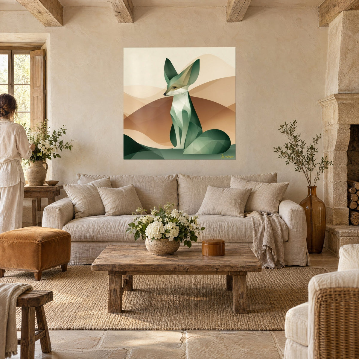 Schilderij woestijnvos met grote oren in saliegroen, beige en terracotta duinen, boven een bank in een lichte woonkamer