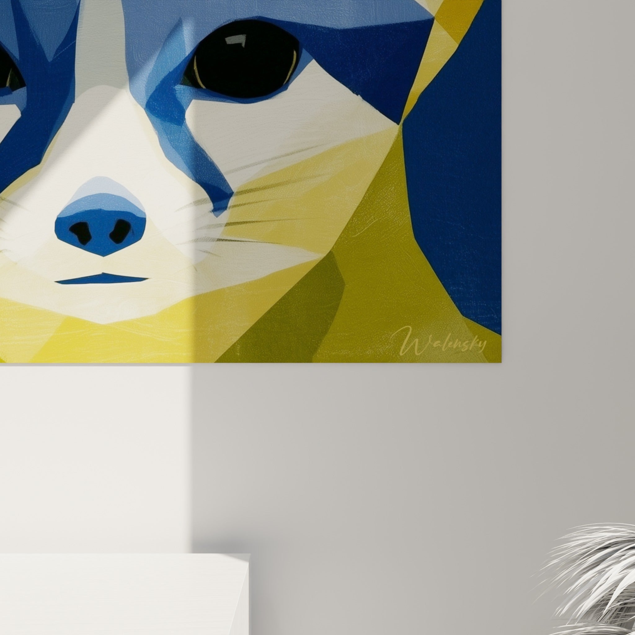 Facettes peintes du fennec en gros plan, touches bleu marine et jaune ocre se croisant avec un grain visible