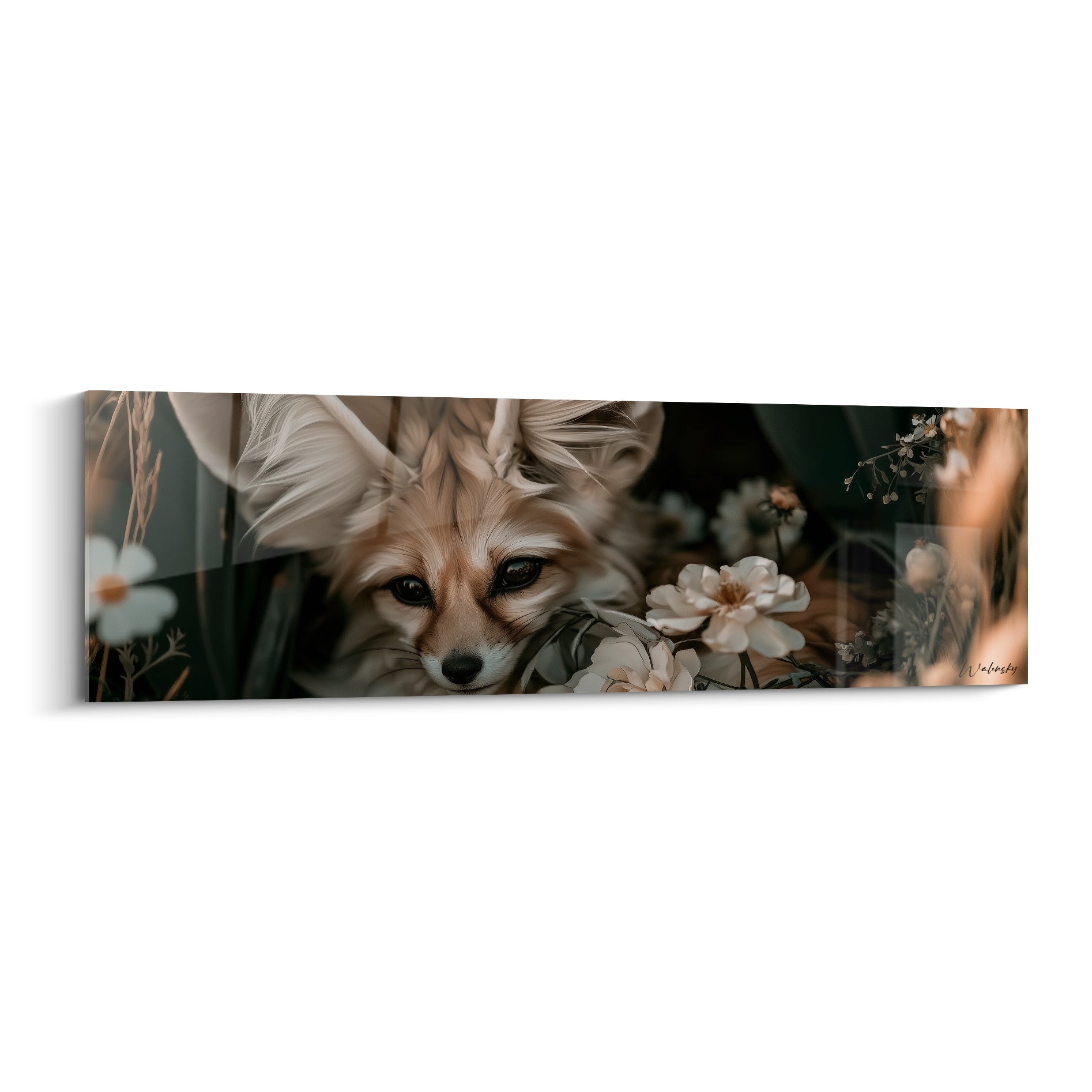 Fennec aux yeux sombres émerge de fleurs blanches et feuillage vert anthracite doré