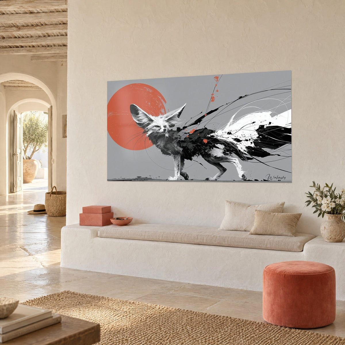 Quadro volpe del deserto in grigio e bianco davanti a un sole ruggine, schizzi d'inchiostro, vista a tre quarti in una casa bianca