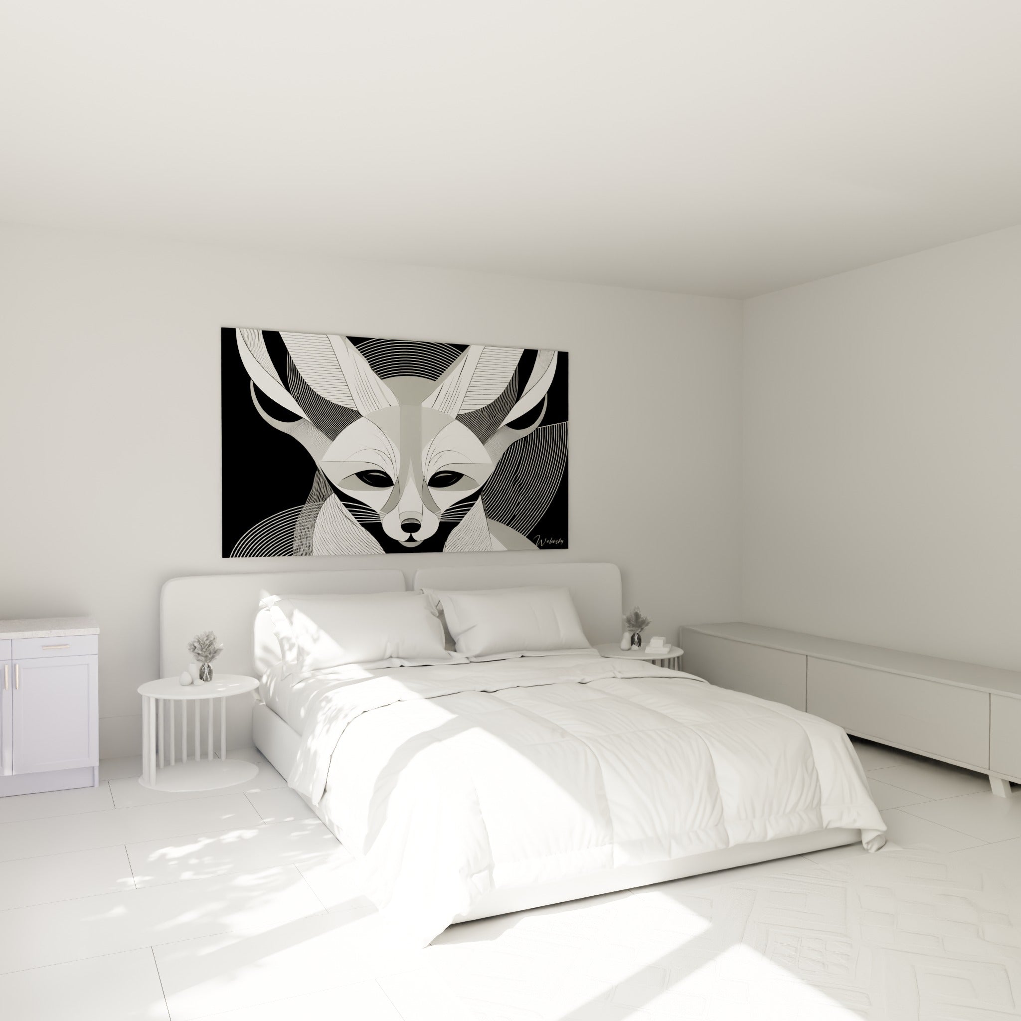 Fennec gris et blanc au regard intense, au-dessus d'un lit dans une chambre claire