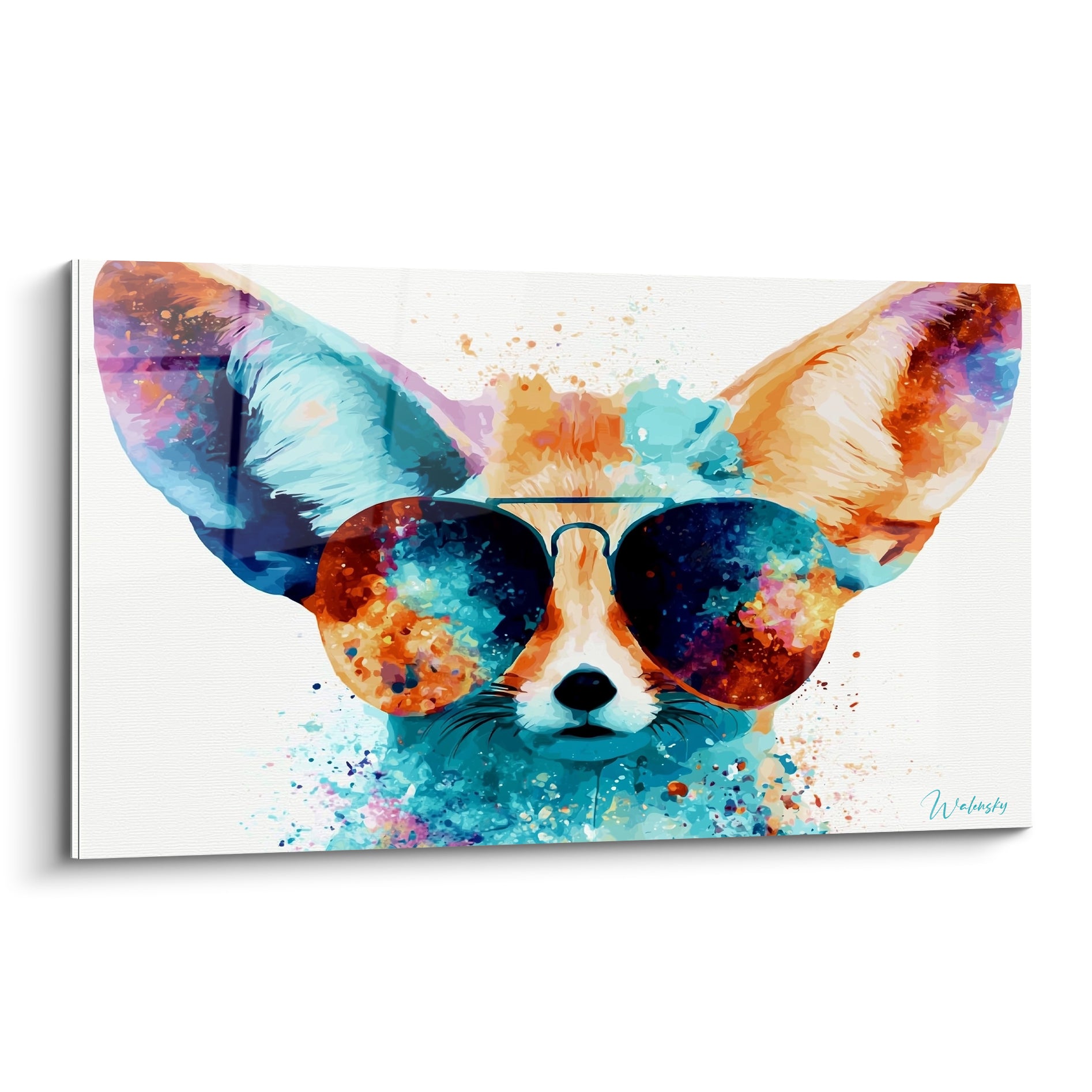 Fennec aux oreilles ocre et turquoise porte des lunettes d'aviateur sur fond blanc épuré
