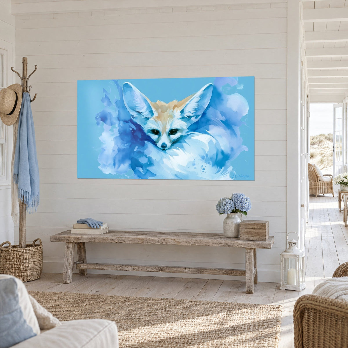 Cuadro zorro del desierto acurrucado en una nube de acuarela azul cobalto y blanco, en la pared de una casa junto al mar