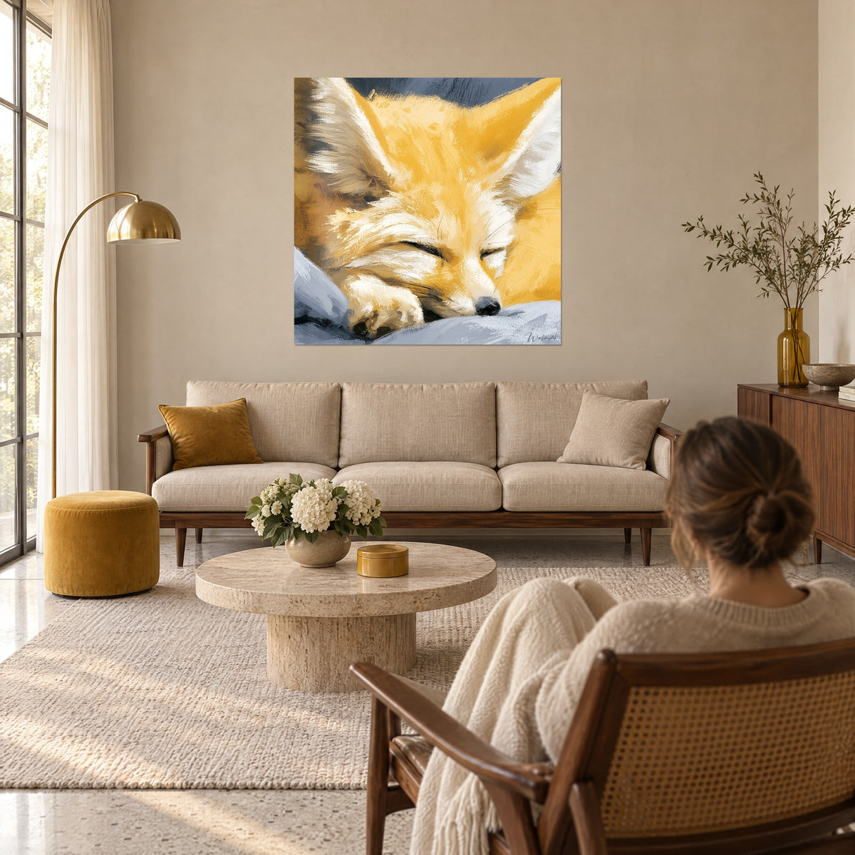 Quadro volpe fennec addormentata dalle grandi orecchie giallo zafferano e crema, muso nero, sopra un divano in un soggiorno luminoso