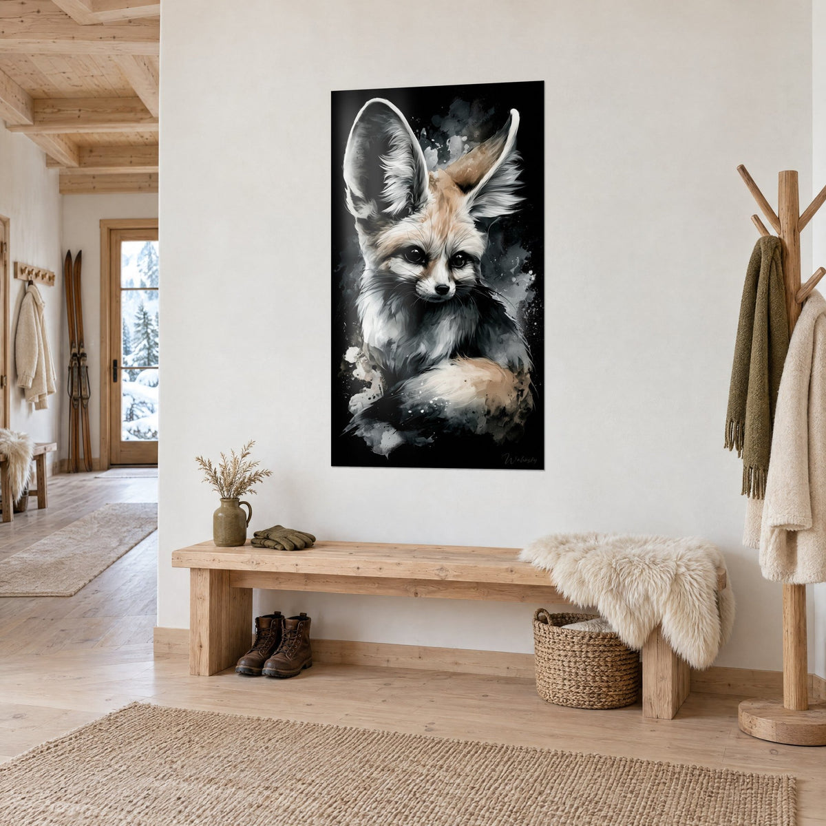 Cuadro pequeño fennec de pelaje crema y gris, cola espesa recogida, salpicaduras negras, sobre una pared blanca de chalet