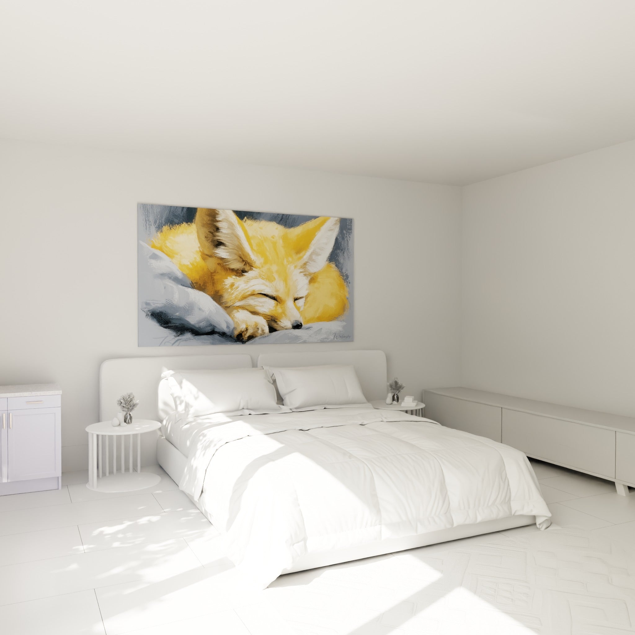Museau du fennec ocre niché dans un coussin gris, au-dessus d'un lit dans une chambre claire