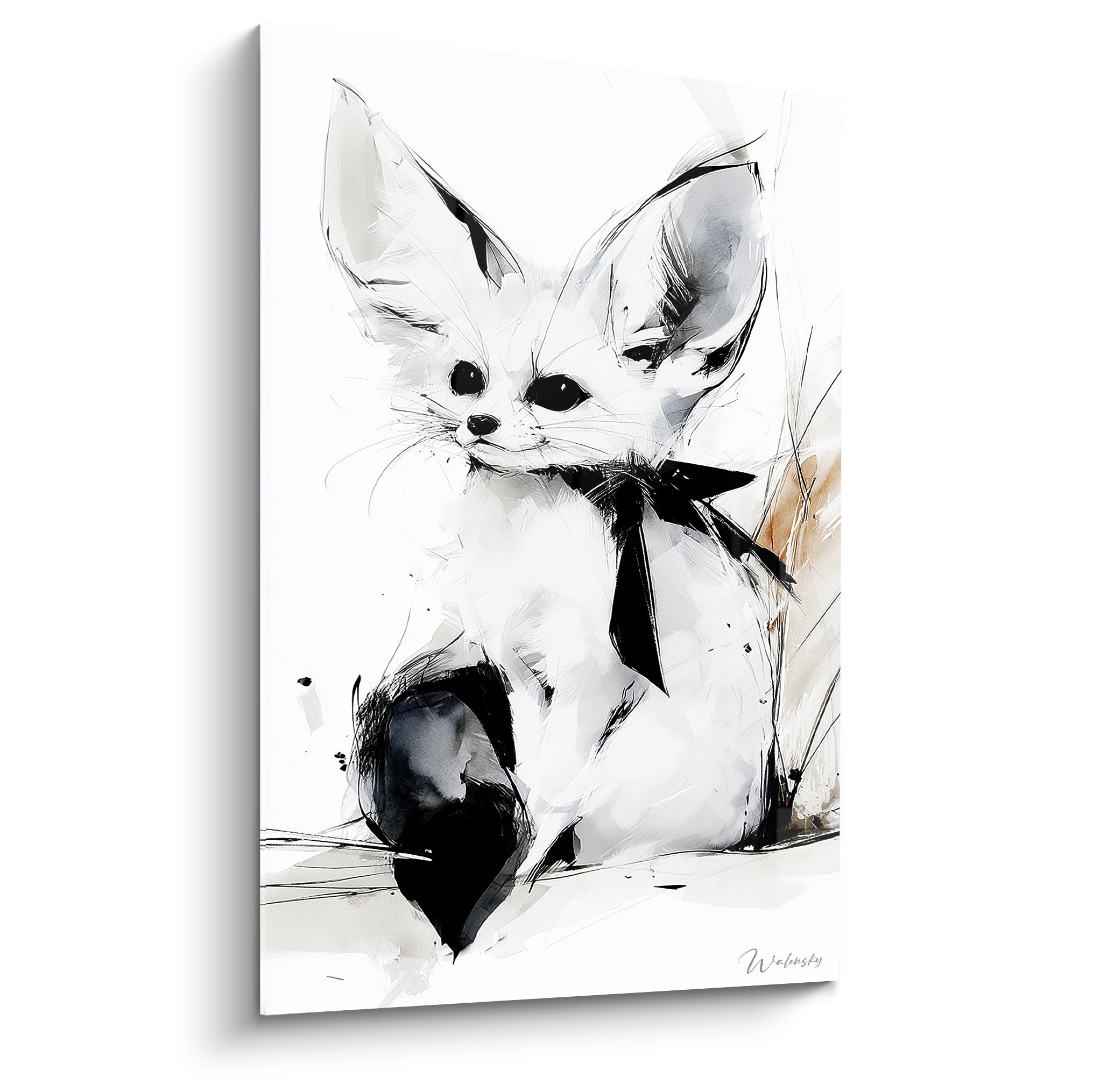 Fennec assis au noeud noir, pelage blanc et gris esquissé, regard noir intense sur fond clair