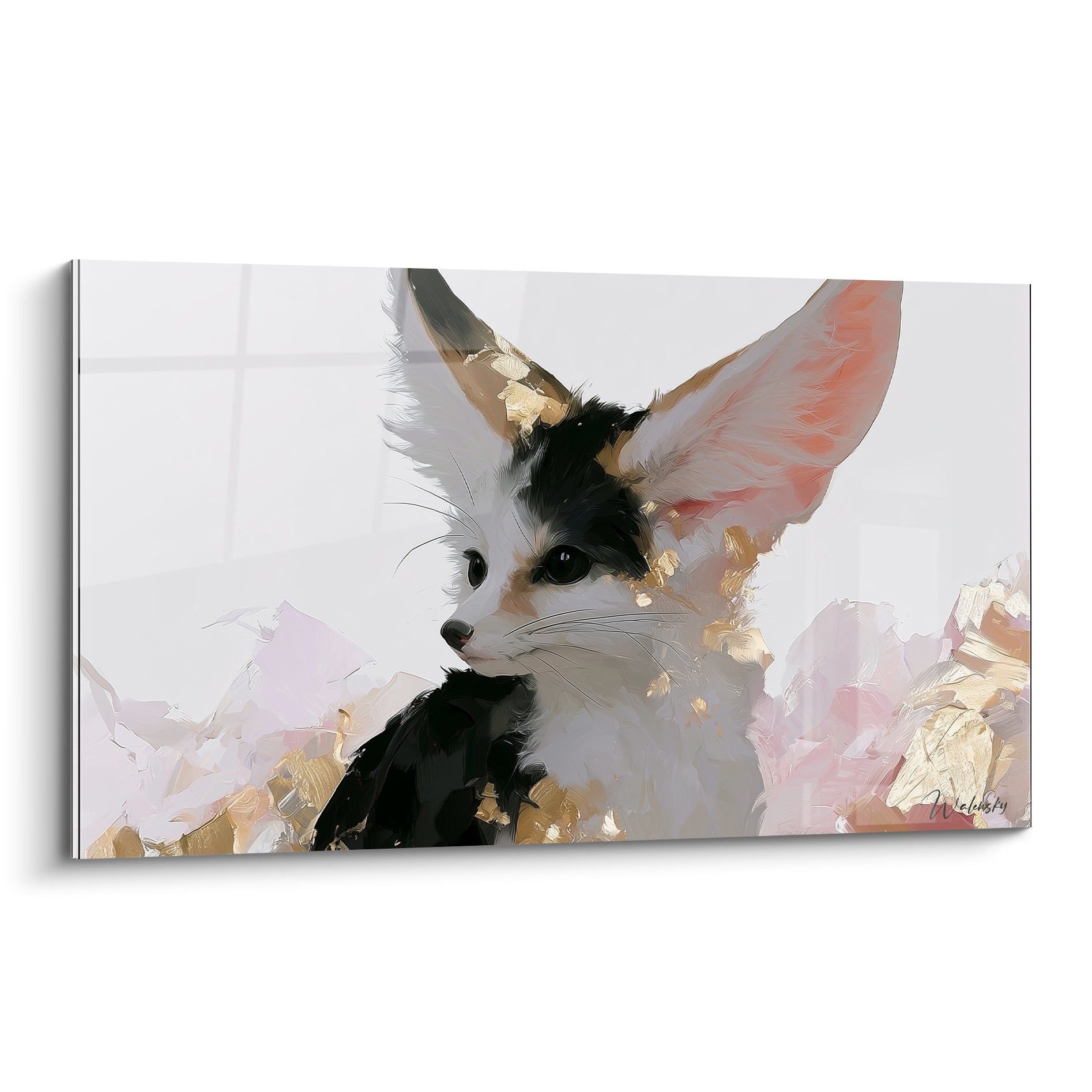 Fennec au pelage noir et blanc, oreilles dressées, éclats dorés sur fond rose pâle