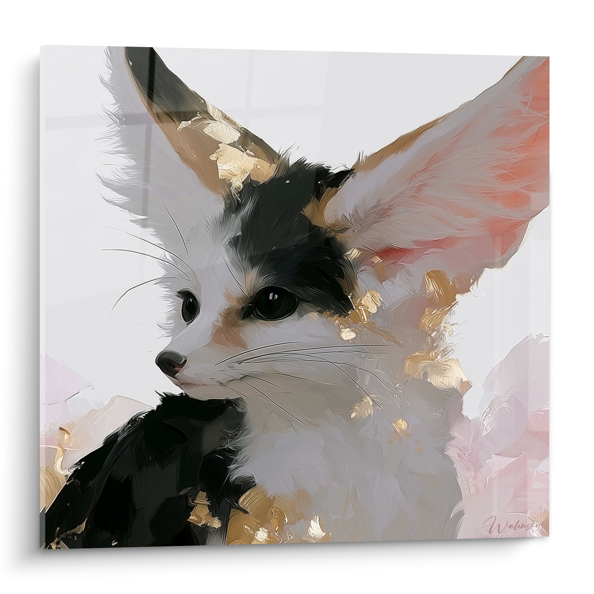 Fennec au pelage noir et blanc, oreilles dressées, éclats dorés et roses en arrière-plan