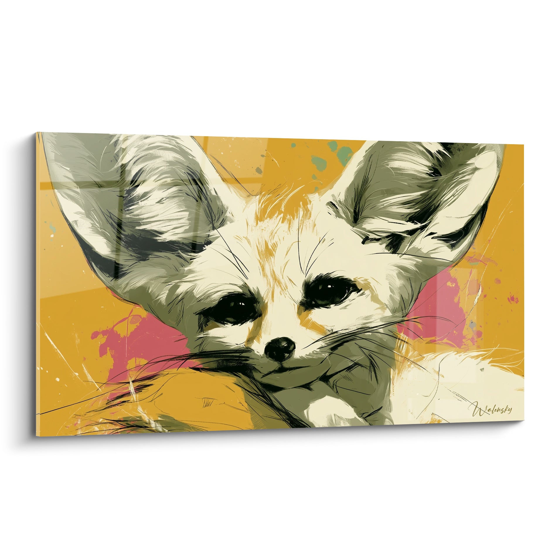 Fennec au regard noir intense, oreilles blanches et grises sur fond ocre éclaboussé de rose