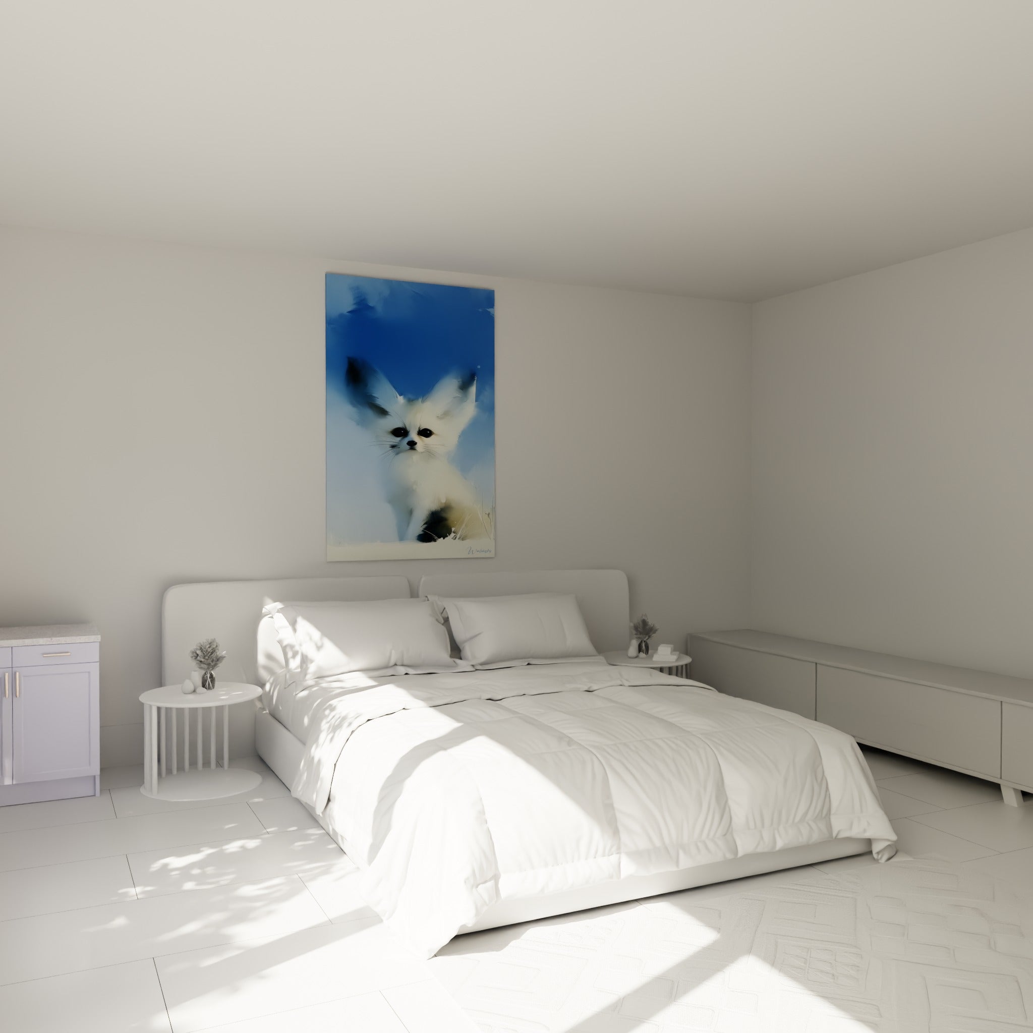 Petit fennec crème et bleu nuit, oreilles dressées, au-dessus d'un lit dans une chambre claire