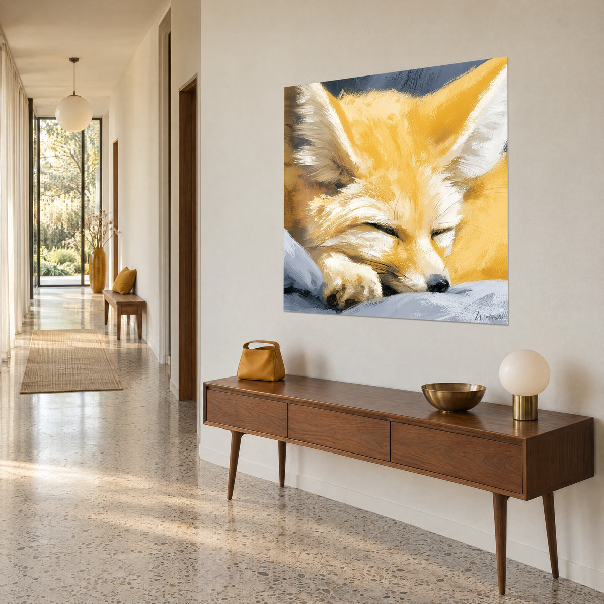 Quadro volpe del deserto raggomitolata, pelo senape e bianco sporco su cuscino grigio-azzurro, in un corridoio luminoso