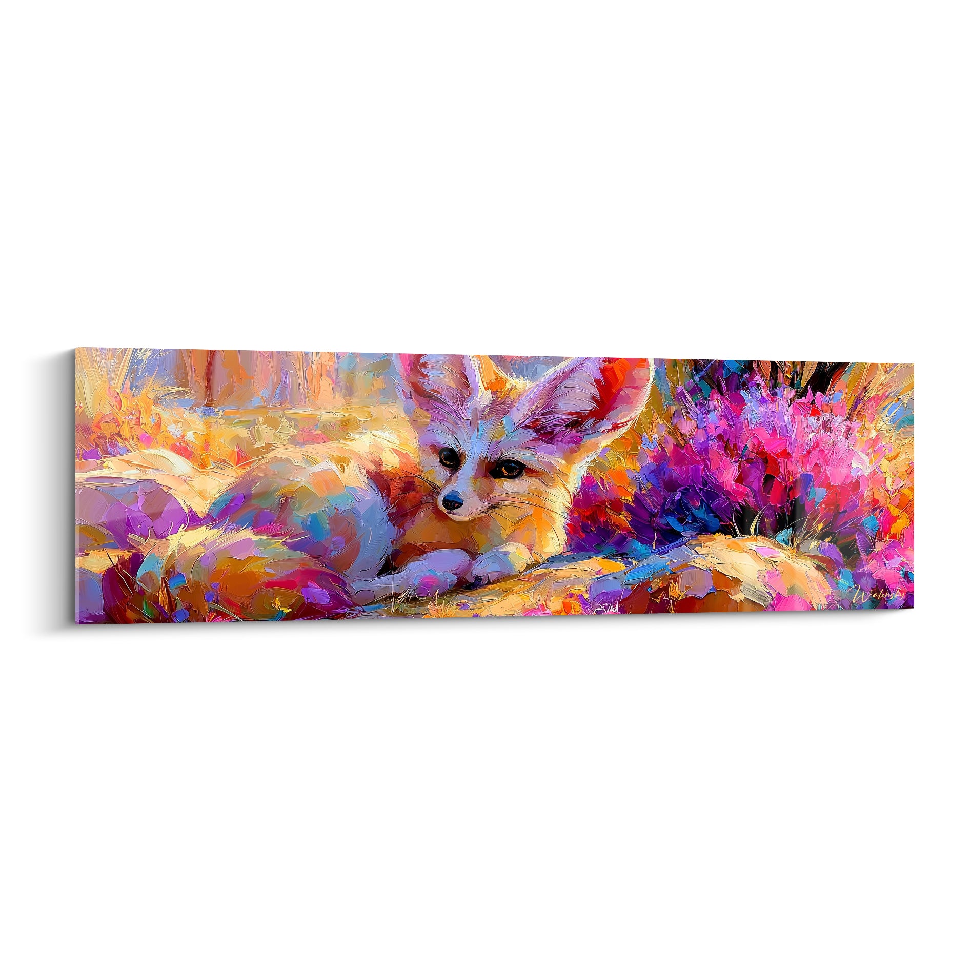 Fennec allongé aux oreilles bleu pastel, entouré de fleurs magenta et fond ocre doré