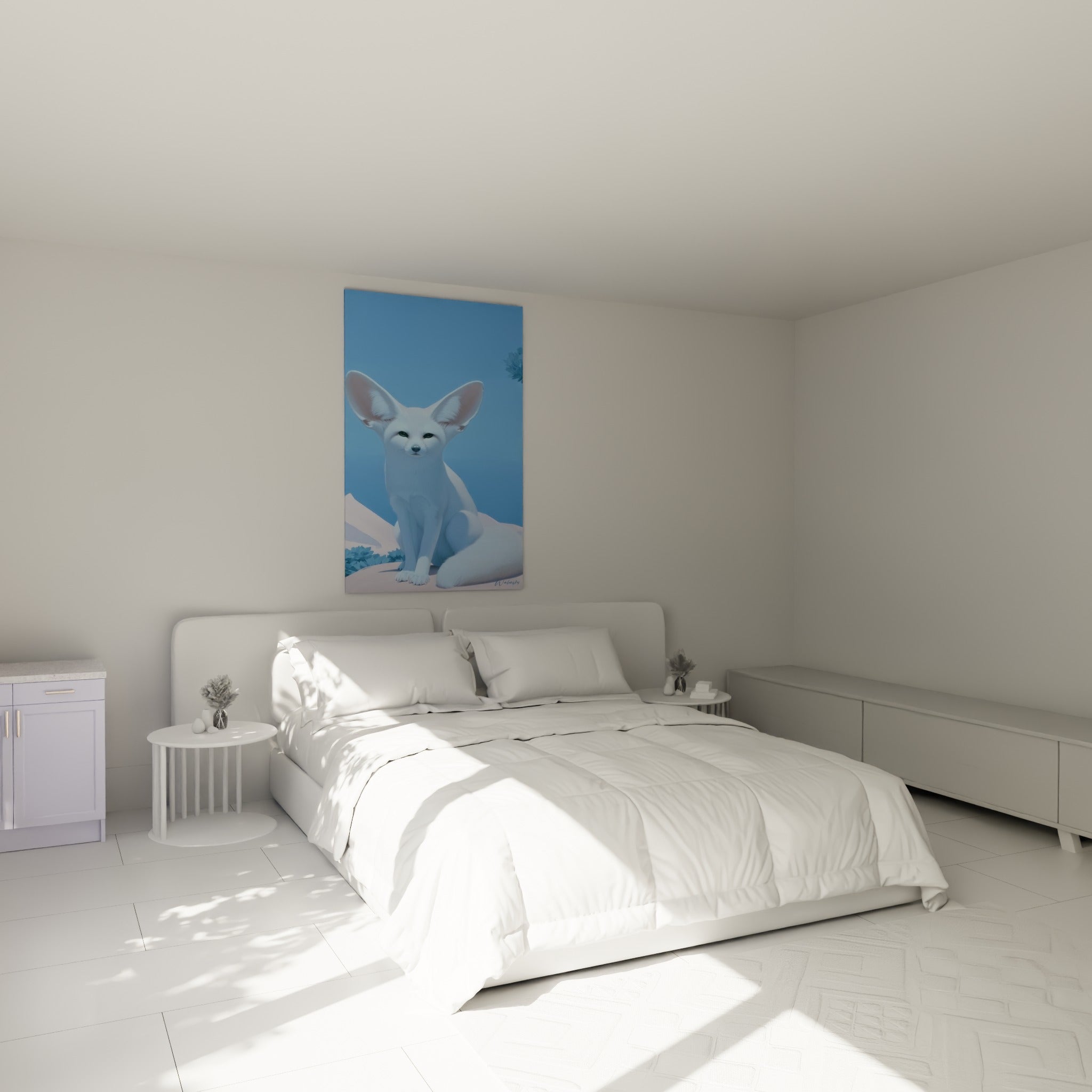 Regard vert du fennec blanc sur fond bleu pastel, au-dessus d'un lit dans une chambre claire