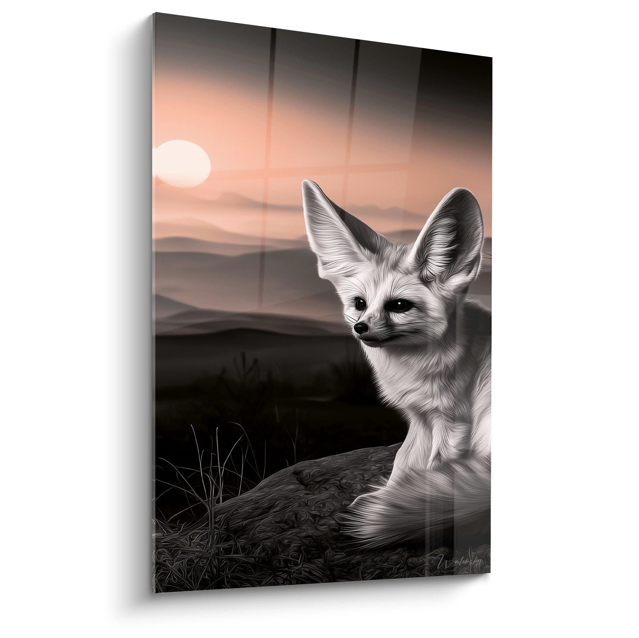 Fennec assis oreilles dressées, pelage gris et blanc sur fond pêche crépusculaire désertique