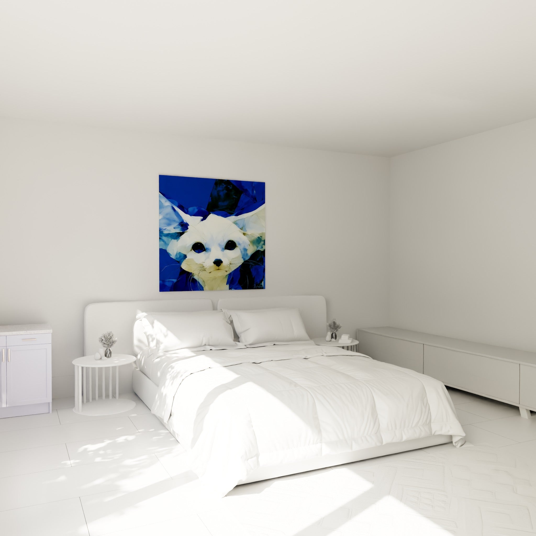 Regard sombre du fennec ivoire et bleu marine accroché au-dessus d'un lit dans une chambre claire