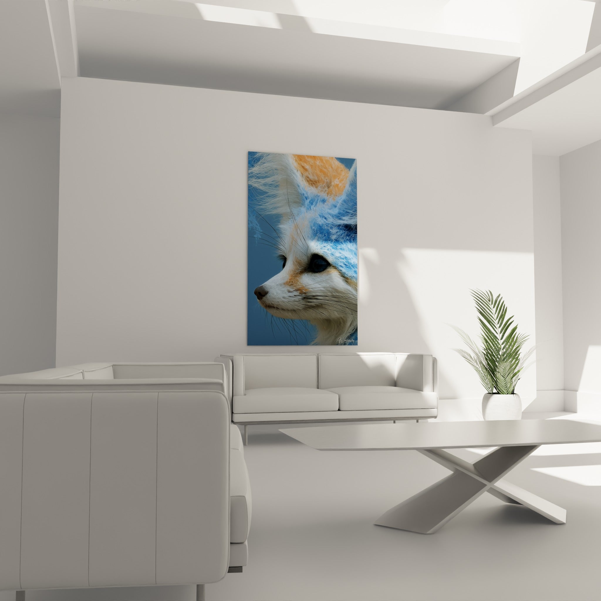 Portrait de fennec bleu marine aux mèches fines, oreille orangée, au-dessus d'un canapé dans un salon lumineux