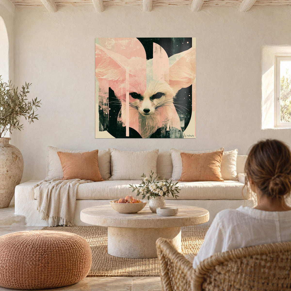 Gemälde Wüstenfuchs in Puderrosa und Schwarz mit großen Ohren, dunkler Blick, über einem Sofa in einem hellen Wohnzimmer