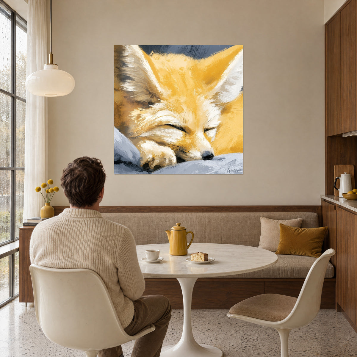 Quadro volpe fennec assonnata, pelo dorato con pennellate spesse, cuscino grigio-bluastro, in una sala da pranzo rivestita in legno