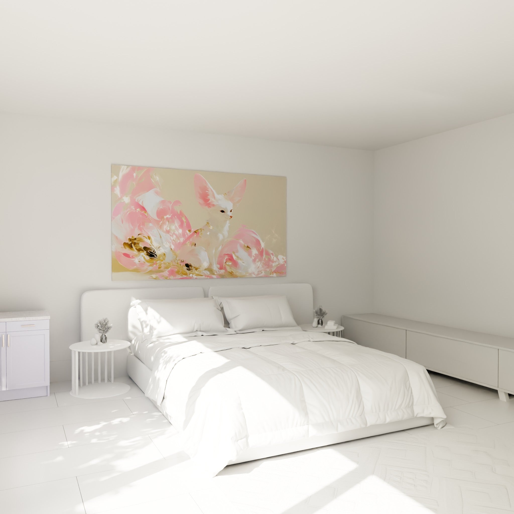 Renard fennec blanc et rose parmi des fleurs dorées, accroché au-dessus d'un lit dans une chambre claire