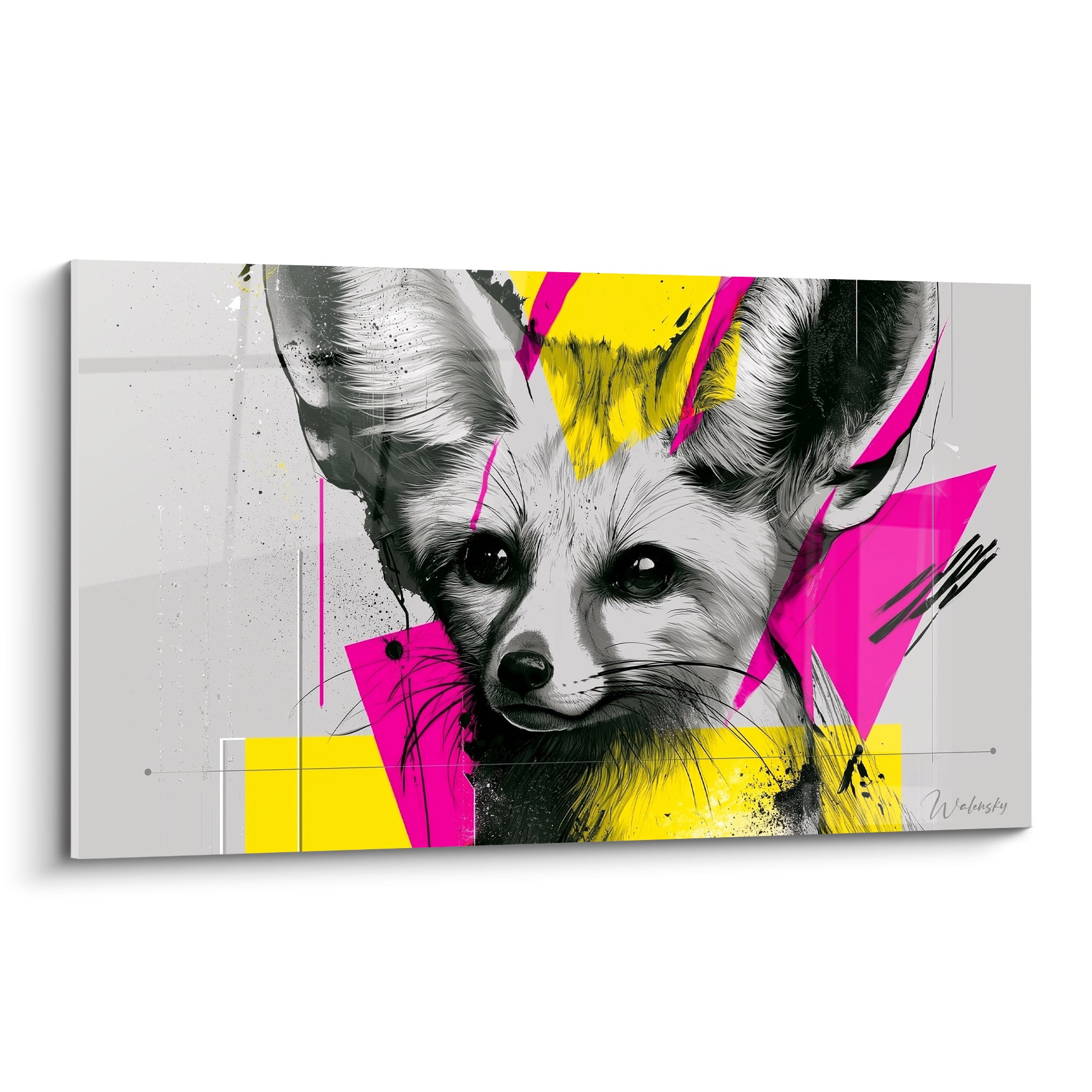 Fennec au portrait noir et blanc, éclats de rose fuchsia et jaune vif sur fond gris clair