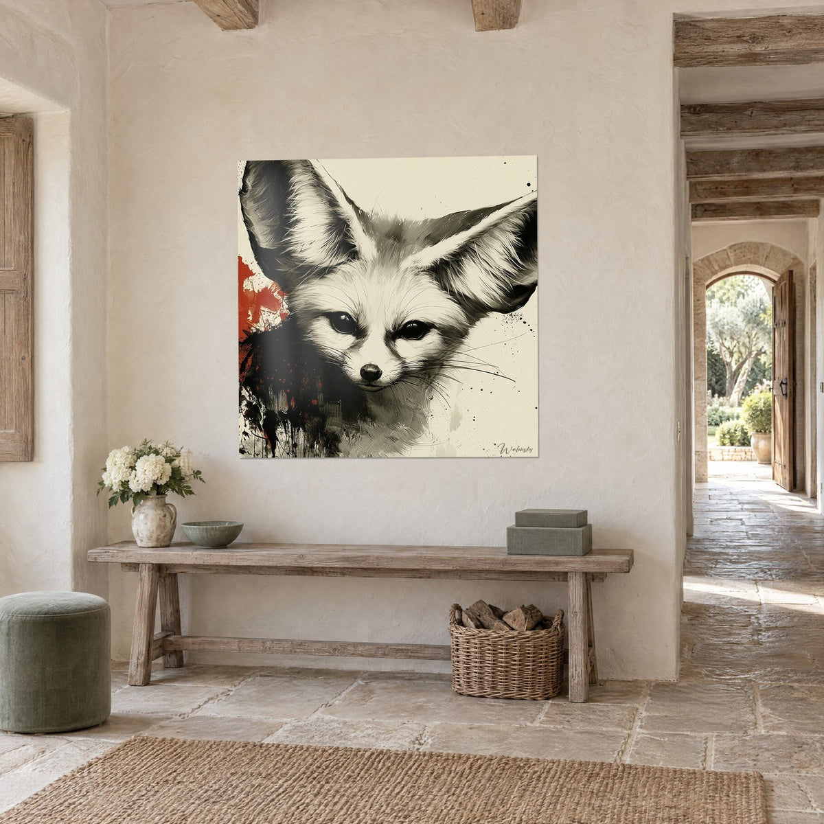 Cuadro fennec de mirada oscura, hocico pálido y salpicaduras óxido, colgado junto a un arco de piedra dorada