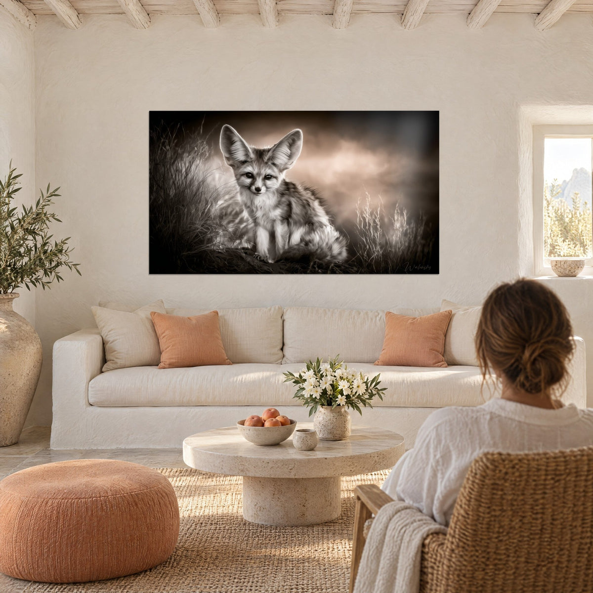 Gemälde Wüstenfuchsjunges mit großen Ohren, cremefarbenes und sepiabraunes Fell, dunkle Gräser, über einem Sofa in einem hellen Wohnzimmer