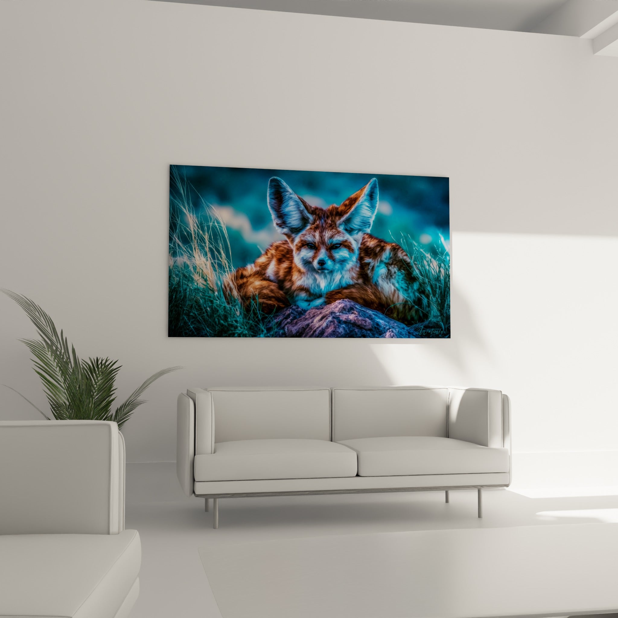 Créature nocturne au pelage orangé et regard perçant, accrochée au-dessus d'un canapé dans un salon lumineux