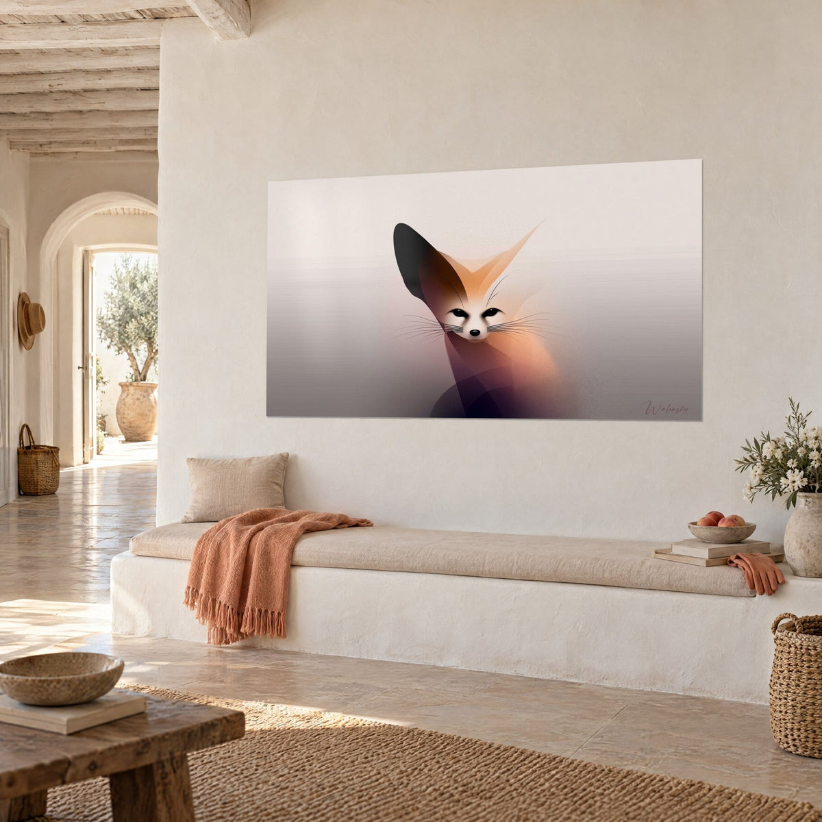 Cuadro fénec estilizado, hocico claro y bigotes finos, degradado naranja y berenjena, sobre una pared blanca de casa mediterránea