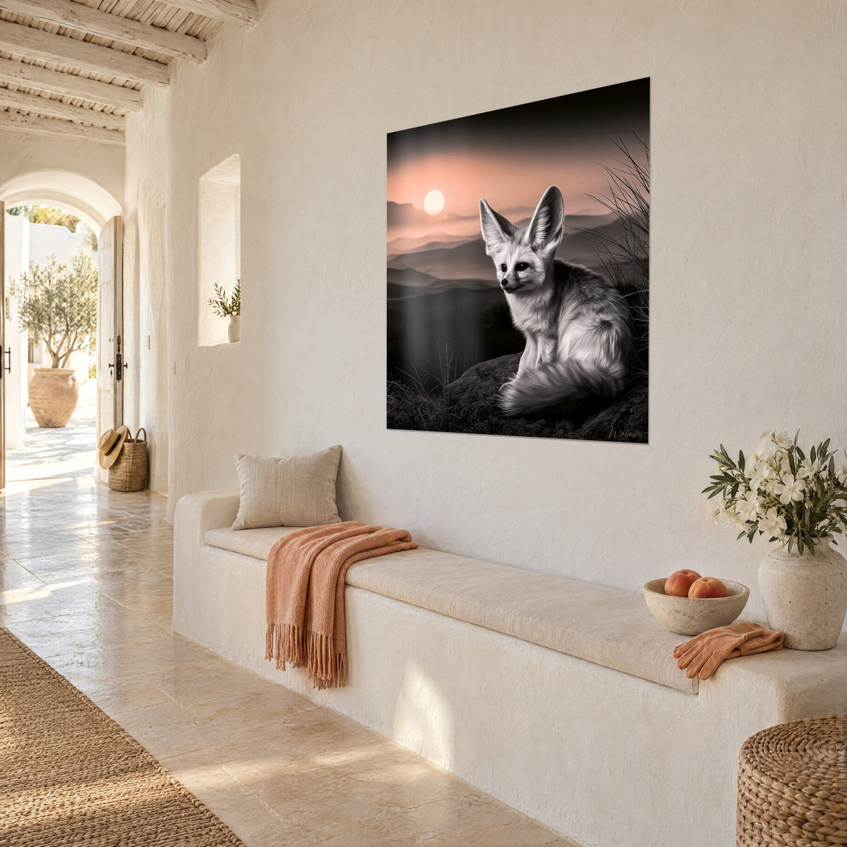 Gemälde Wüstenfuchs in Schwarzweiß, weiße Sonne über puderrosa Himmel, dunkle Gräser, cremefarbene Wand, helle Steinbank