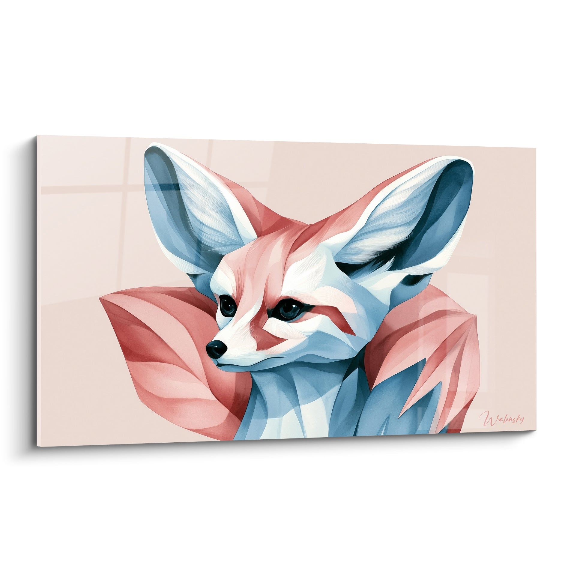 Fennec au museau blanc, oreilles roses et bleu ardoise déployées sur fond beige clair