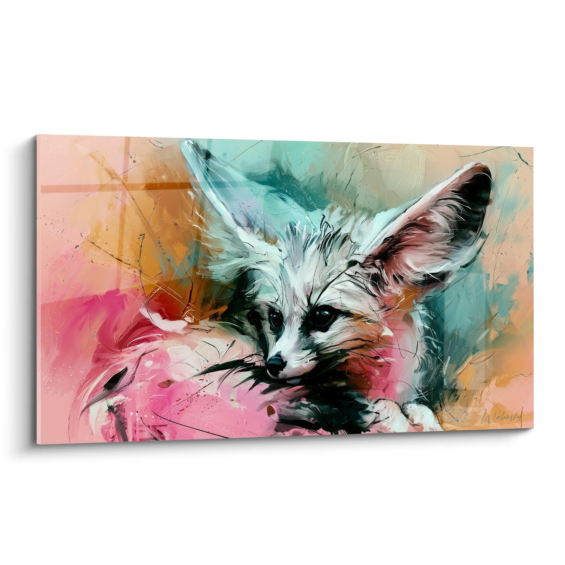 Fennec au pelage blanc et noir, oreilles dressées sur fond rose et turquoise expressif