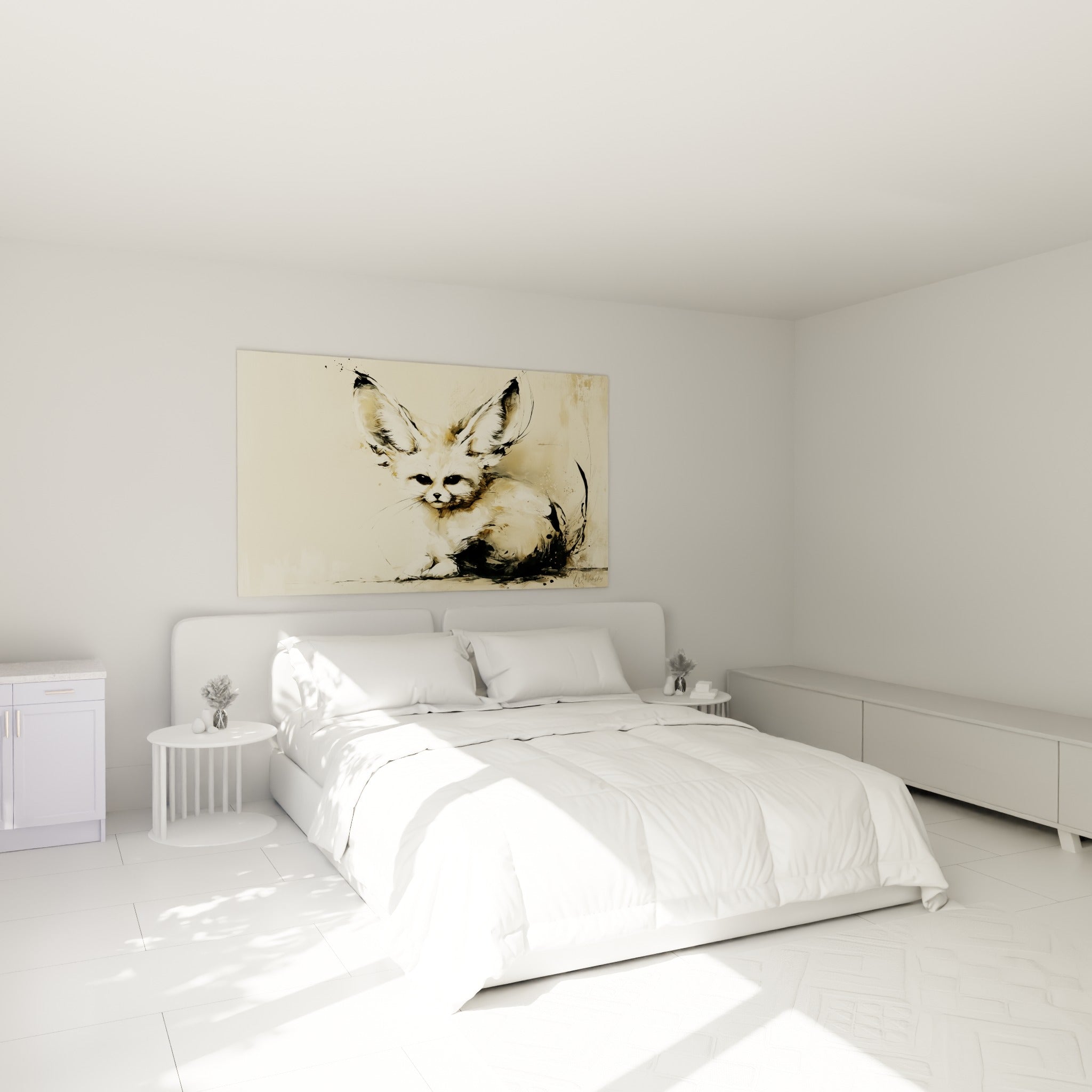 Petit renard des sables aux tons crème et anthracite, accroché au-dessus d'un lit dans une chambre claire