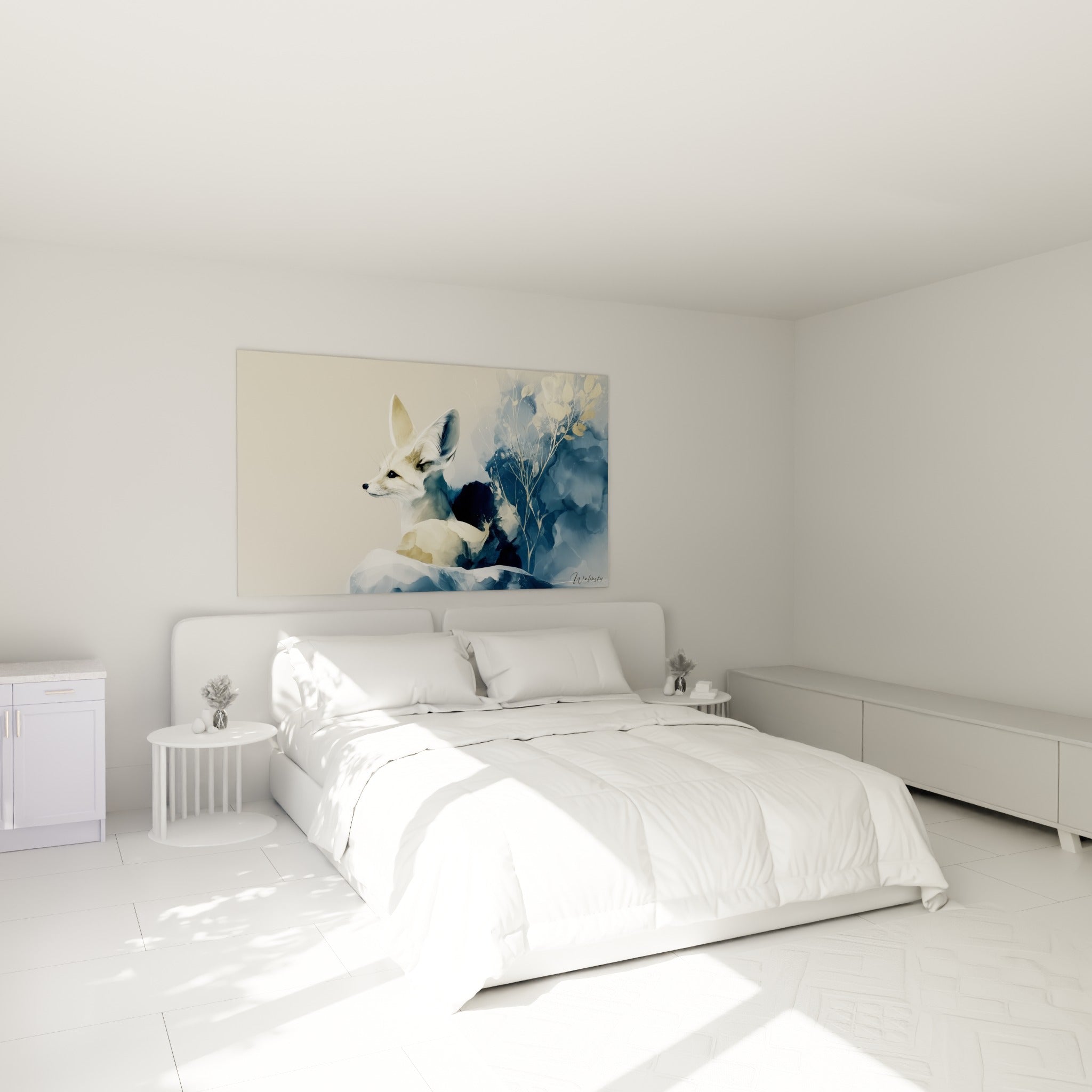 Regard attentif du fennec sable et bleu marine, au-dessus d'un lit dans une chambre claire